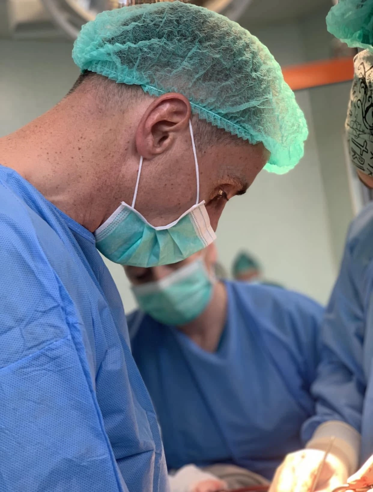 Dr. Milot Ademaj gjatë një operacioni